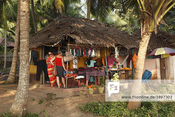 Näherei in Hütte unter Palmen  südlich von Kovalam  Kerala  Südindien  Indien  Asien
