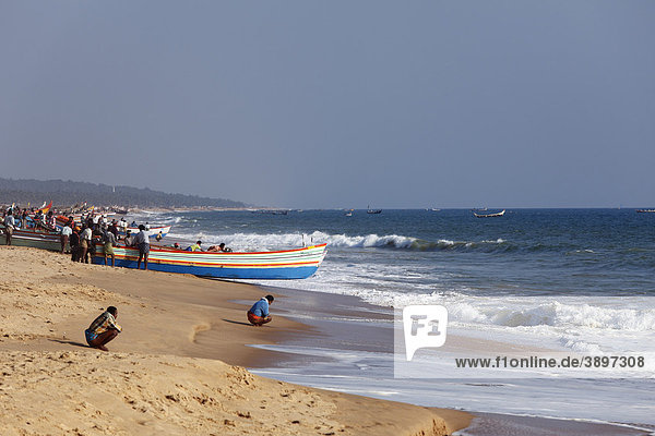 Fishermen prepare for taking their fishing boats out to sea  Somatheeram Beach  Malabarian Coast  Malabar  Kerala state  India  Asia
