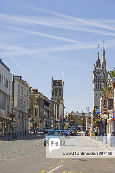 Milton Road mit dem Uhrturm der Stadt  Gravesend  Kent  England  Vereinigtes Königreich  Europa