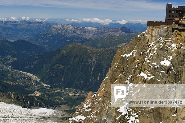 Chamonix-Tal und Panorama-Terrasse auf dem Aiguille du Midi  Chamonix  Mont-Blanc-Massiv  Alpen  Frankreich  Europa