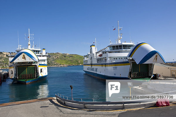 Zwei Fähren aus Malta legen im Hafen Mgarr von Gozo an  Malta  Europa
