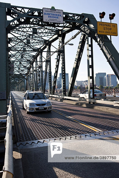 Blick auf die Hawthorne Bridge  Portland  Orgeon  USA