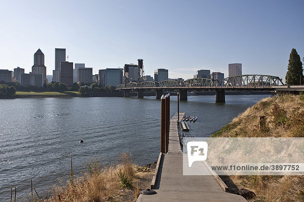 Blick auf Portland  hinten die Hawthorne Bridge  Portland  Orgeon  USA