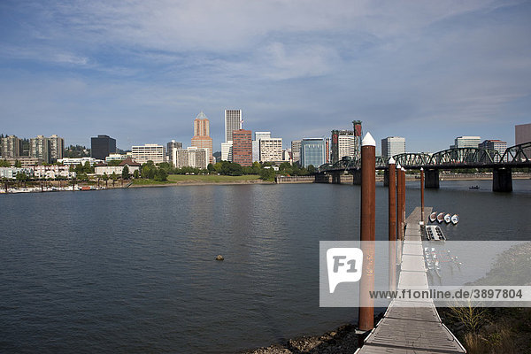Blick auf Portland Downtown  Wilamette River  Morrison Bridge  Waterfront  Portland  Oregon  USA
