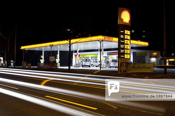 SHELL Tankstelle bei Nacht mit Autoverkehr