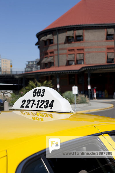 Wartendes Taxi vor der Portland Union Station  Bahnhof  Portland  Oregon  USA