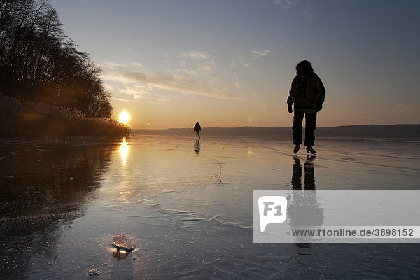 Abendsonne und Eis auf dem Tollensesee bei Neubrandenburg  Mecklenburg-Vorpommern  Deutschland  Europa