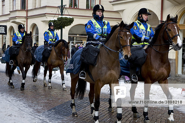 Vier schwedische Polizistinnen auf Pferden  Schweden  Europa