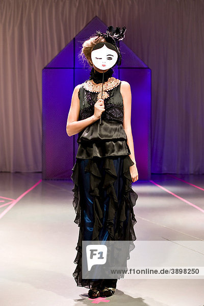 Junge Frau führt moderne Kleidung vor  Kopenhagen International Fashion Fair Modemesse  Kopenhagen  Dänemark  Europa