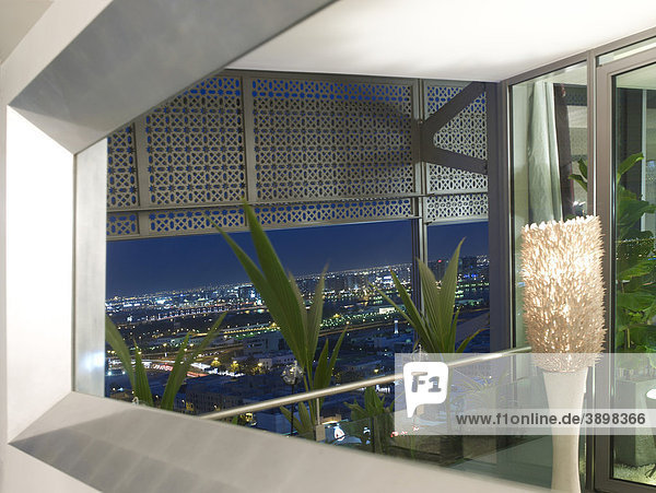 Blick auf das nächtliche Dubai durch einen silbernenen  luxuriösen Spiegel in einem Loft mit gehobenem Ambiente  Dubai  Vereinigte Arabische Emirate  Naher Osten