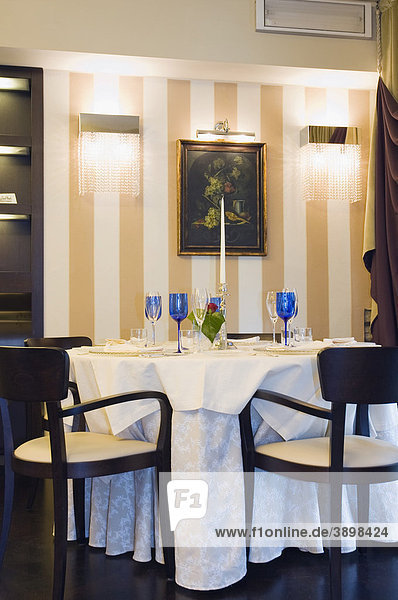 Gedeckter Tisch im Spitzenrestaurant Aquamatta  Capolona  Toskana  Italien  Europa