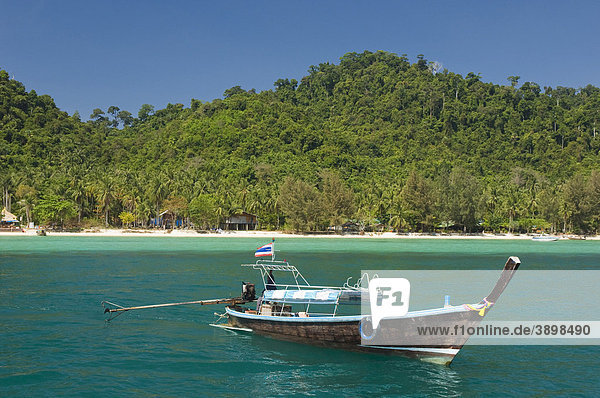 Longtailboat  Strand und Palmenwald  Insel Ko Hai oder Koh Ngai  Trang  Thailand  Asien