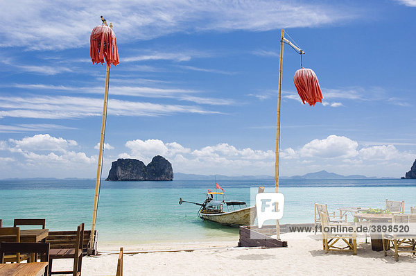 Tische und Laternen am Sandstrand  Mayalay Resort  Insel Ko Hai oder Koh Ngai  Trang  Thailand  Asien