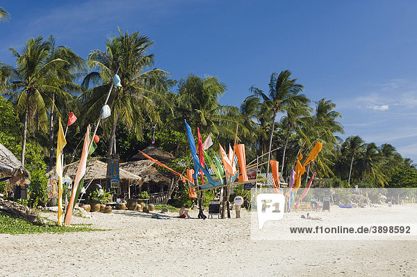 Bunte Fahnen am Palmenstrand  Where Else Resort  Klong Khong Beach  Insel Ko Lanta oder Koh Lanta  Krabi  Thailand  Asien