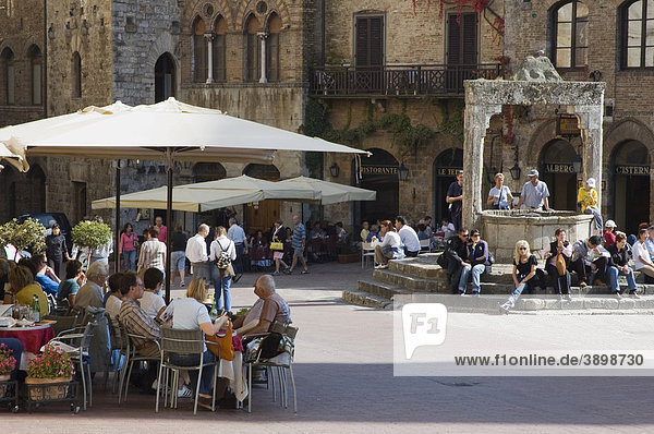 Straßencafe  Brunnen  Piazza  San Gimignano  Toskana  Italien  Europa
