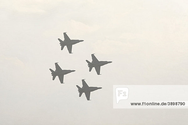 Eine Staffel von vier F/A-18 Hornet Kampfjets  Mehrzweckkampfflugzeugs  Militärflugzeuge