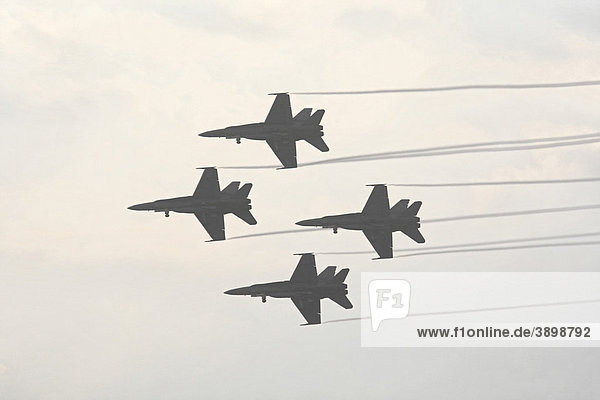 Eine Staffel von vier F/A-18 Hornet Kampfjets mit Dampf aus den Flügelspitzen  Mehrzweckkampfflugzeugs  Militärflugzeuge
