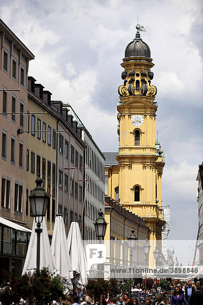 Turm der Theatinerkirche und Theatinerstraße  München  Oberbayern  Deutschland  Europa