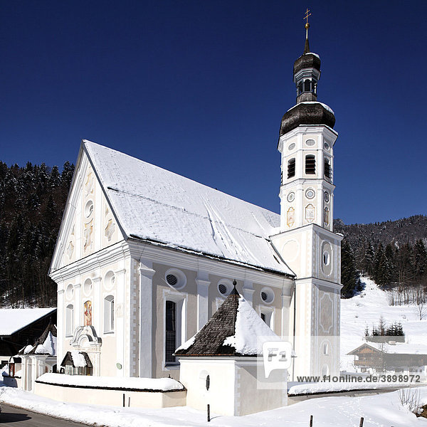 Verschneite Kirche des bayerischen Dorfs Sachrang  Oberbayern  Deutschland  Europa