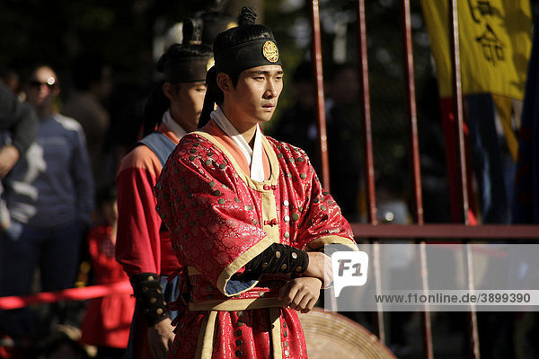 Show mit Kämpfern in historischen Kostümen in Seoul  Süd-Korea  Asien