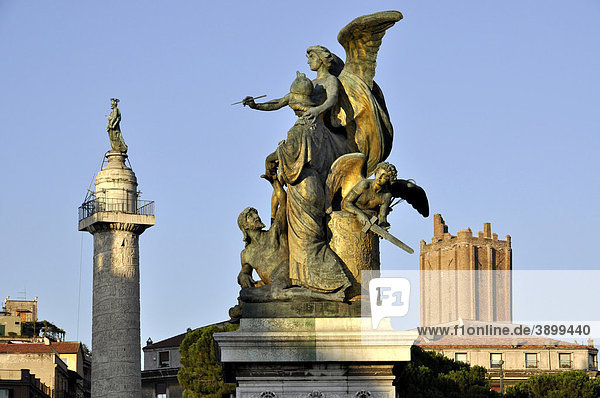 Trajan-Säule mit Apostel Petrus  Statuengruppe Il Pensiero am Vittoriano  Torre delle Milizie  Piazza Venezia  Rom  Latium  Italien  Europa
