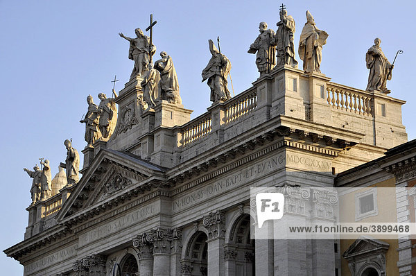 Kolossalfiguren Jesus und Kirchenlehrer auf Fassade Basilika San Giovanni in Laterano  Rom  Latium  Italien  Europa