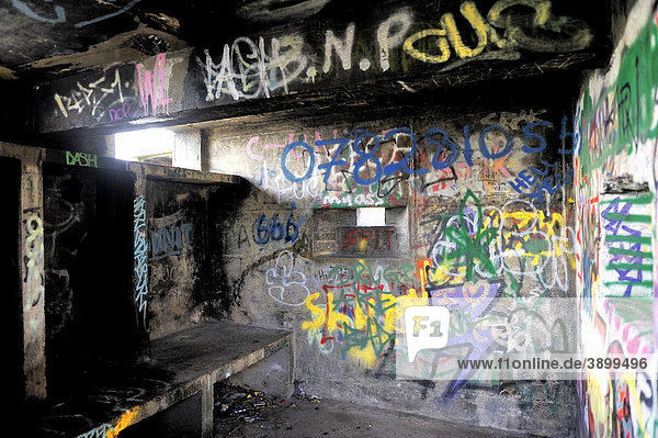 Graffiti an einem alten  verlassenen Gebäude  Vereinigtes Königreich  Europa
