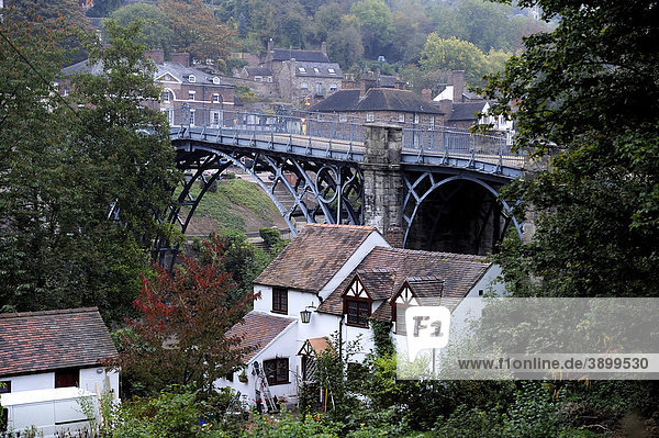 Blick auf die Iron Bridge Brücke  älteste Eisenbrücke der Welt  Ironbridge  Shropshire  England  Vereinigtes Königreich  Europa