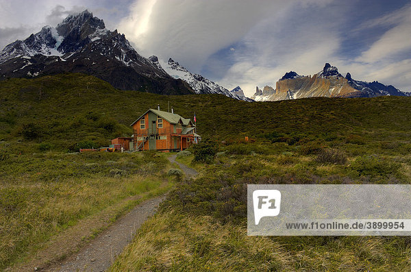 Torres del Paine Masiv mit Bergsteigerhütte  Patagonien  Chile  Südamerika