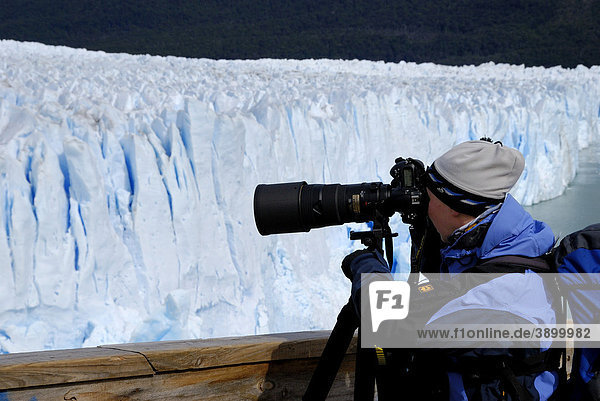 Fotografin mit Teleobjektiv vor Perito Moreno Gletscher  Patagonien  Argentinien  Südamerika