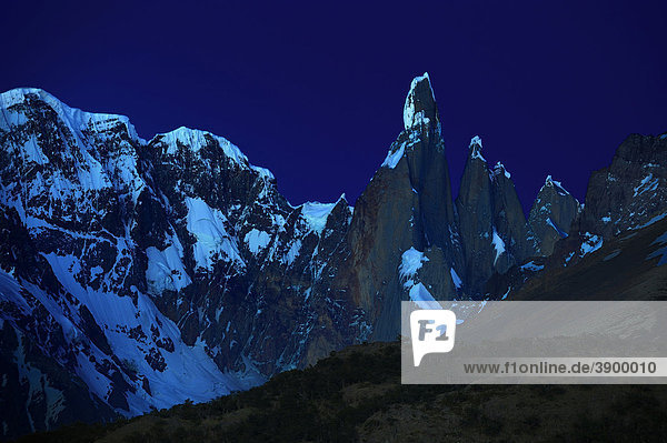 Cerro Torre bei Mondlicht  El Chalten  Anden  Patagonien  Argentinien  Südamerika