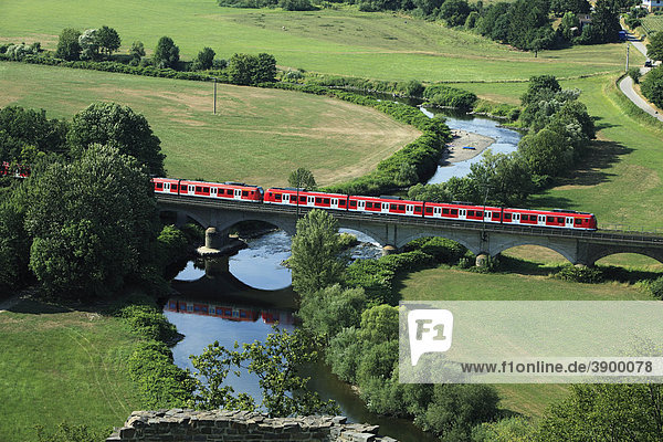 Eisenbahn über Eisenbahnbrücke  Naturpark Bergisches Land  Nordrhein-Westfalen  Deutschland  Europa