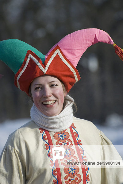 Lächelndes junges Mädchen in traditioneller russischen Kleidung während des Karnevals-ähnlichen Masleniza-Fests  Kolomenskoe  Moskau  Russland