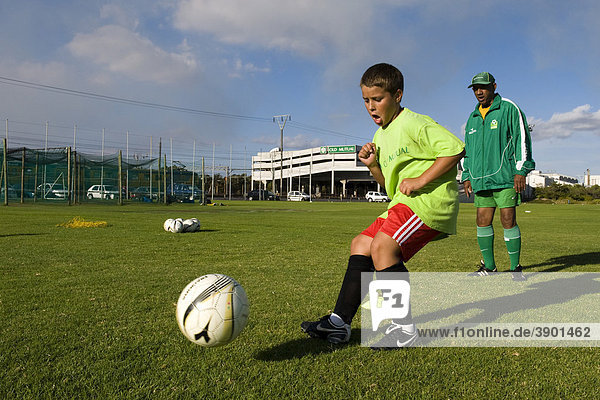 Trainer beaufsichtigt das Training an der U13 Old Mutual Football Academy  Kapstadt  Südafrika  Afrika
