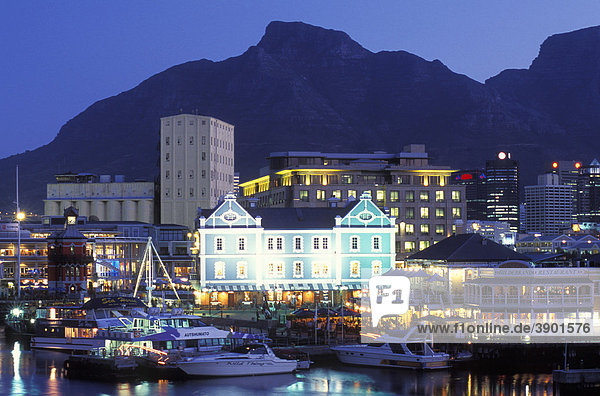 Victoria & Alfred Waterfront bei Nacht  Restaurants  Kapstadt  Westkap  Südafrika  Afrika