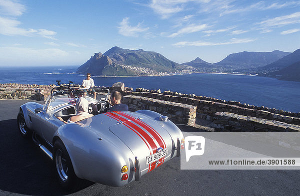 Sportwagen AC Cobra am Chapman's Peak Drive  Blick auf Hout Bay  berühmte Küstenstraße  Kapstadt  Westkap  Südafrika  Afrika