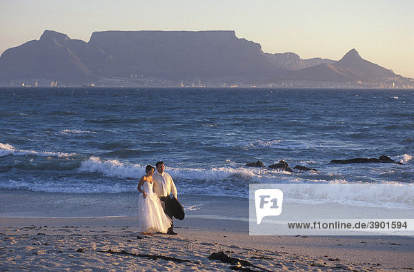 Hochzeitspaar am Strand von Bloubergstrand  Blick zum Tafelberg  Kapstadt  Westkap  Südafrika  Afrika