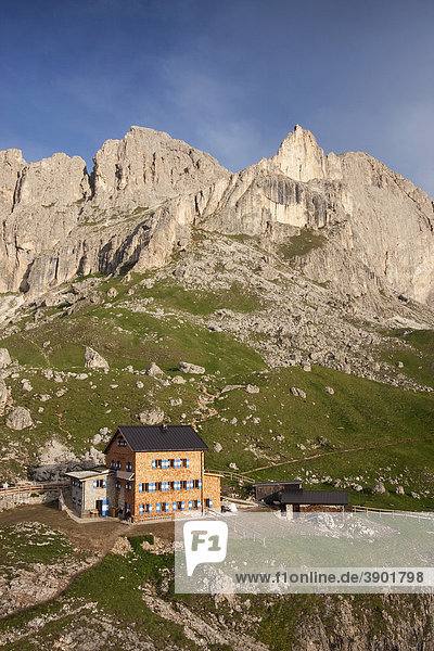 Rifugio Roda di Vael mit Rosengarten  Dolomiten  Südtirol  Italien  Europa