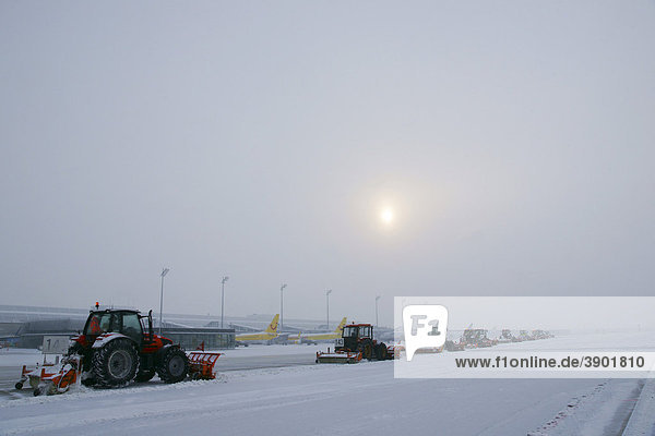 Schnee  Winter  Schneeräumer  Flugzeug  Vorfeld  West  Rollwege  Terminal 1  Flughafen München  MUC  Bayern  Deutschland  Europa