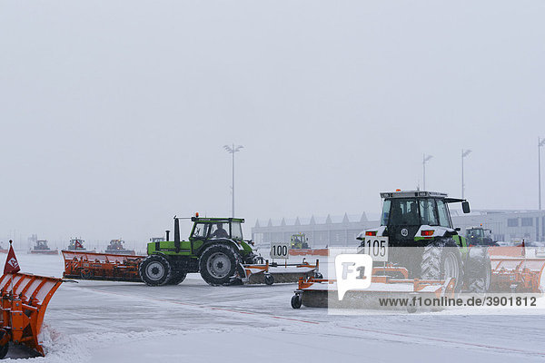 Schnee  Winter  Schneeräumer  Traktor  Vorfeld  West  Tower  Terminal 1  Flughafen München  MUC  Bayern  Deutschland  Europa
