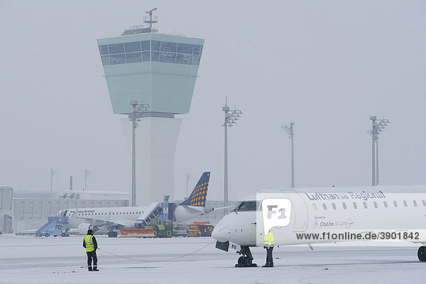 Schnee  Winter  Roll Out  Abfertigung  Startvorbereitung  Flugzeug  Lufthansa  Tower  Vorfeld  Ost  Flughafen München  MUC  Bayern  Deutschland  Europa
