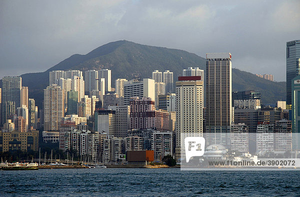 Blick von Kowloon auf Hong Kong Island  Hochhäuser  Hongkong  China  Asien