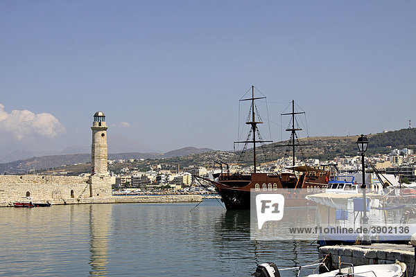 Leuchtturm  Piratenschiff  Hafen  Rethimnon  Rethymno  Kreta  Griechenland  Europa