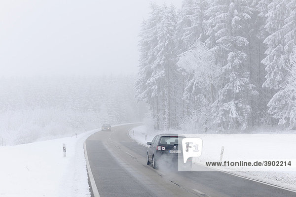 Straßenverkehr im Winter  Schwäbische Alb  Baden-Württemberg  Deutschland  Europa