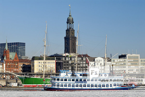 Raddampfer Louisiana Star bei Eisgang im Hamburger Hafen  Hamburg  Deutschland  Europa