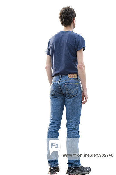 Junger Mann mit T-Shirt und Jeans von hinten