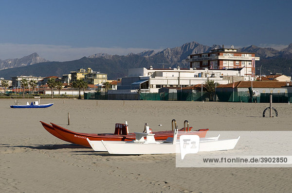 Rettungsboote am Strand  Badeort Lido di Camaicre  Versiliaküste  Riviera  Toskana  Italien  Europa