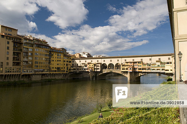 Ponte Vecchio  14. Jahrhundert  Brücke über den Arno  Florenz  Toskana  Italien  Europa