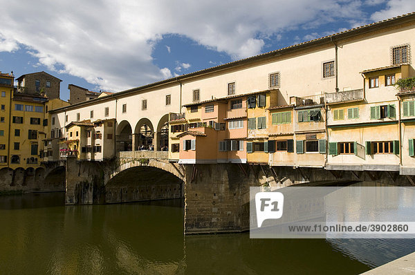 Einkaufsläden auf der Ponte Vecchio  14. Jahrhundert  Brücke über den Arno  Florenz  Toskana  Italien  Europa