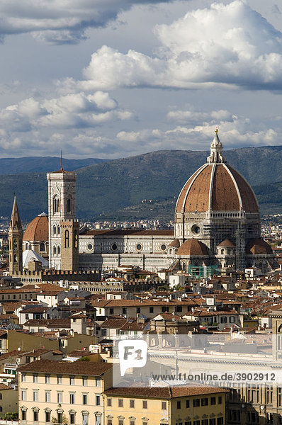 Stadtpanorama mit Duomo oder Dom Santa Maria del Fiore  Ausblick vom Monte alle Croci  Florenz  Toskana  Italien  Europa